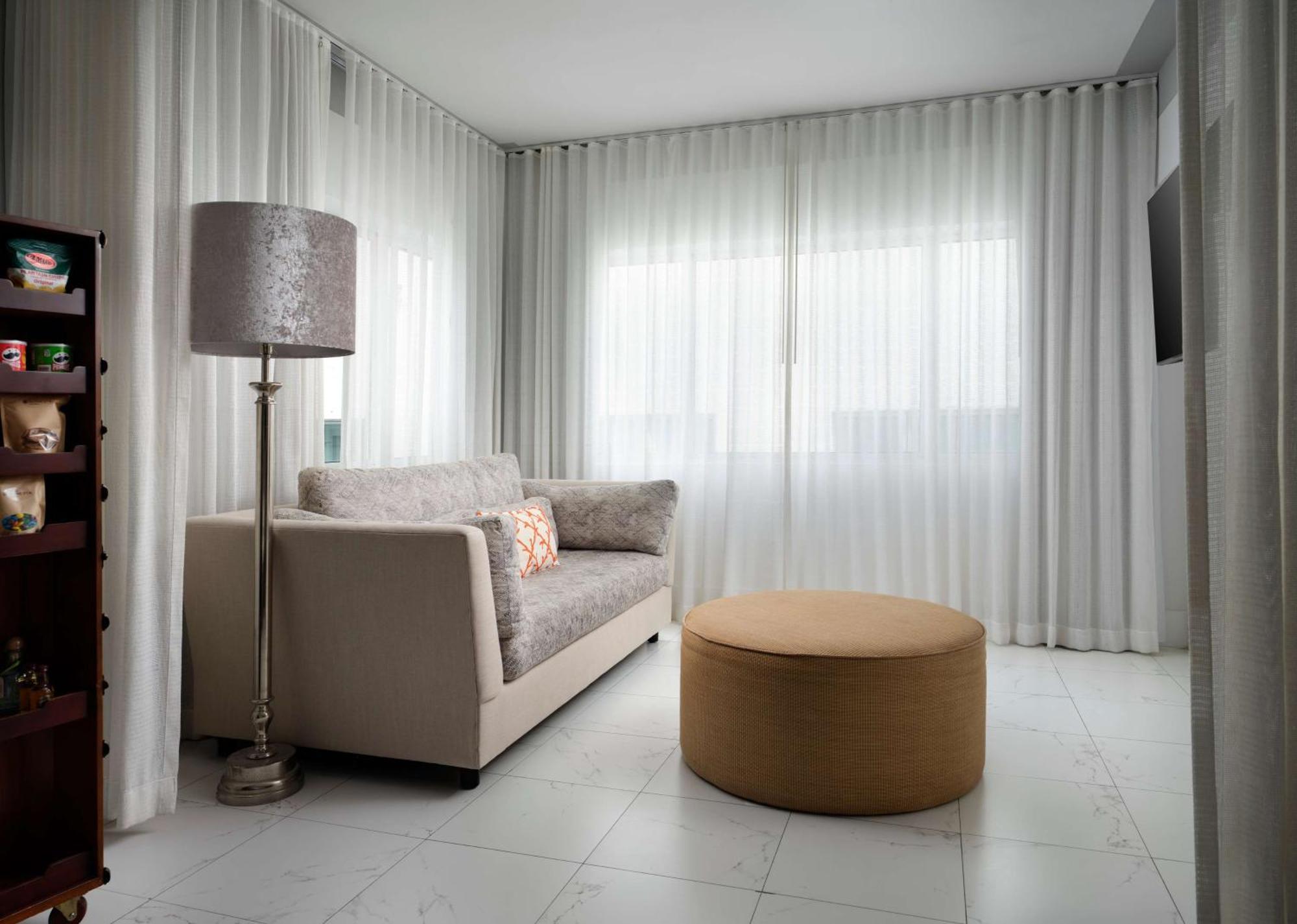 Nautilus Sonesta Miami Beach Esterno foto A living room with curtains