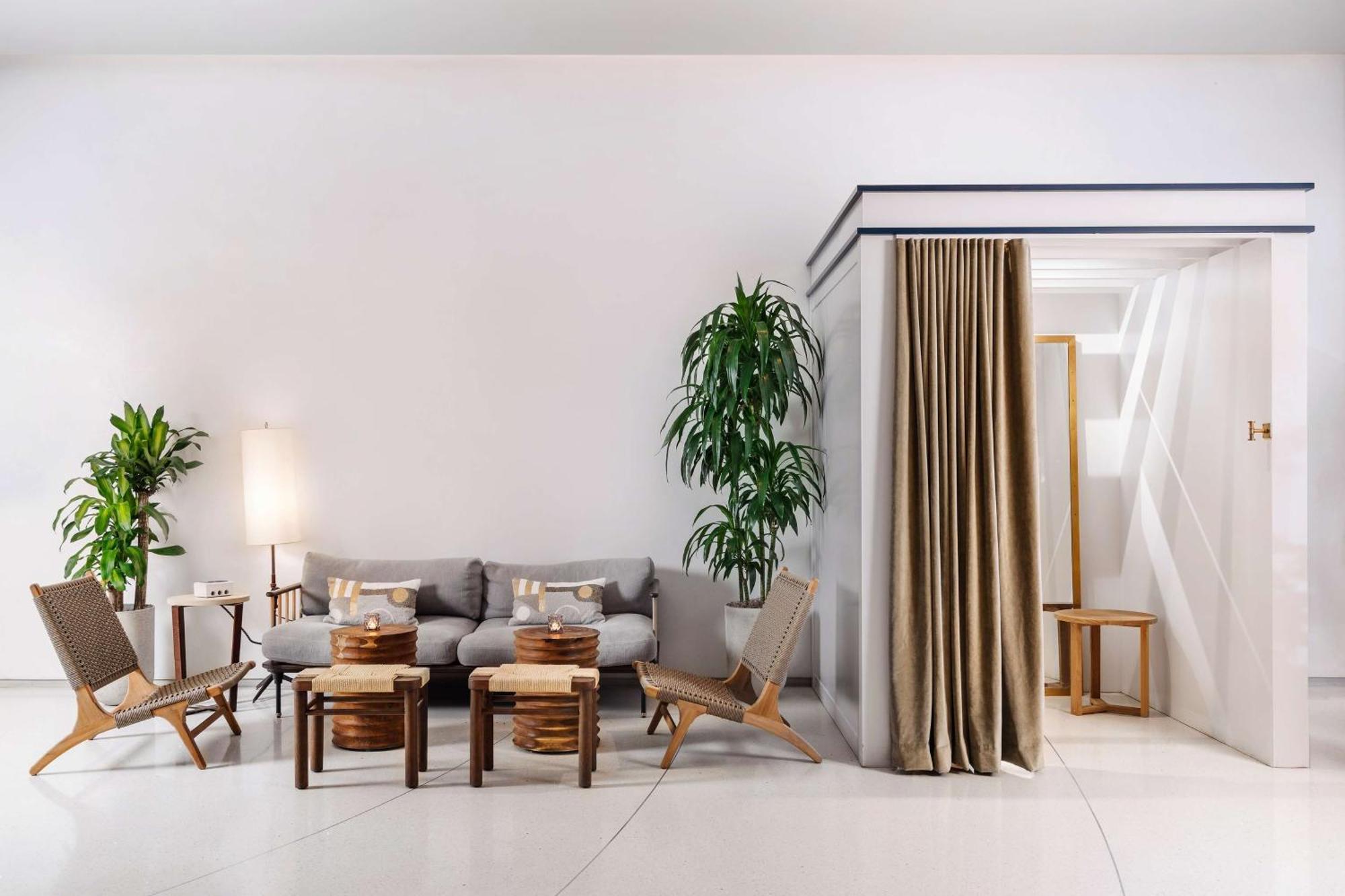 Nautilus Sonesta Miami Beach Esterno foto A curtain used as a room divider
