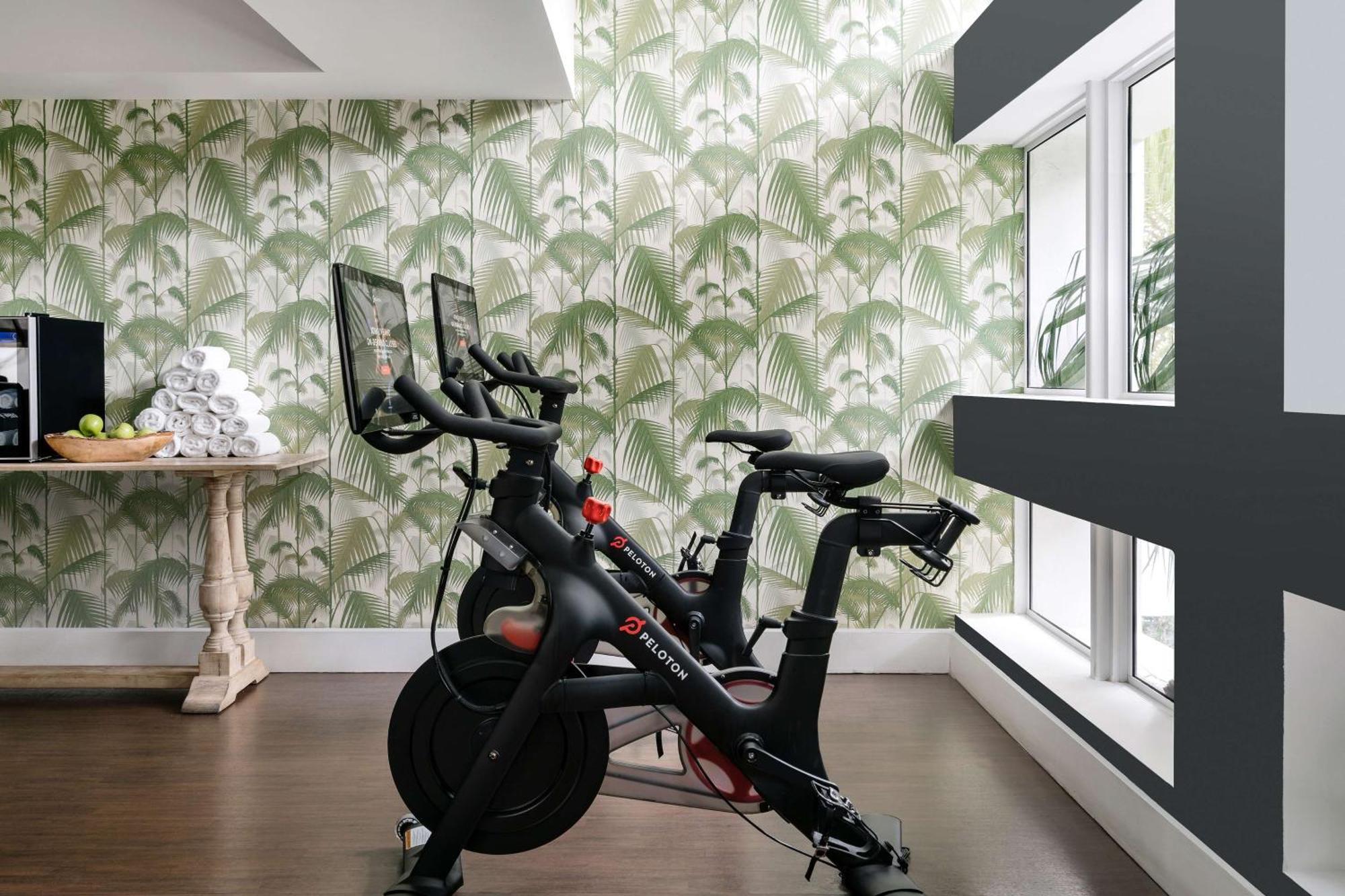 Nautilus Sonesta Miami Beach Esterno foto Peloton stationary bike