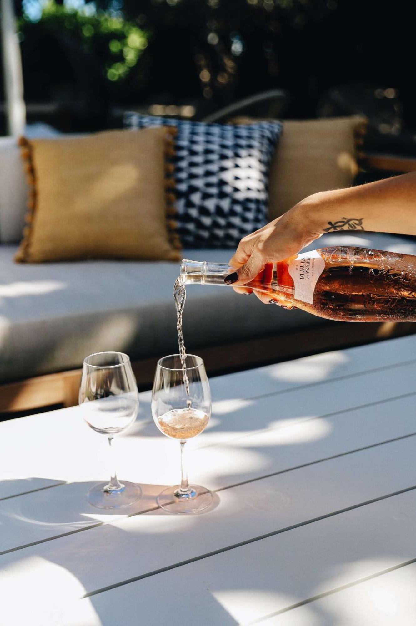 Nautilus Sonesta Miami Beach Esterno foto Wine being poured