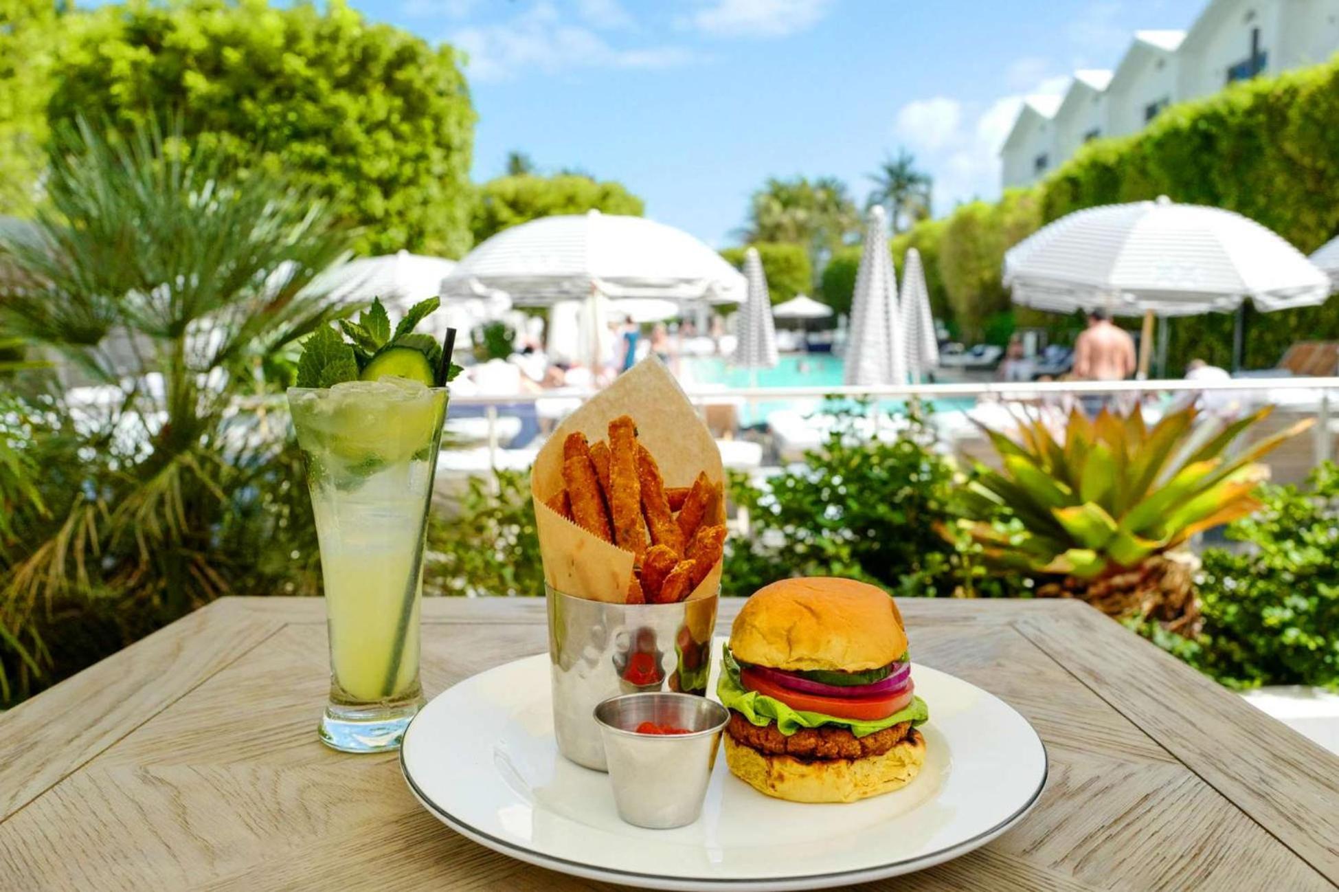 Nautilus Sonesta Miami Beach Esterno foto A vegan burger at the Fontainebleau Hotel in Miami Beach, Florida
